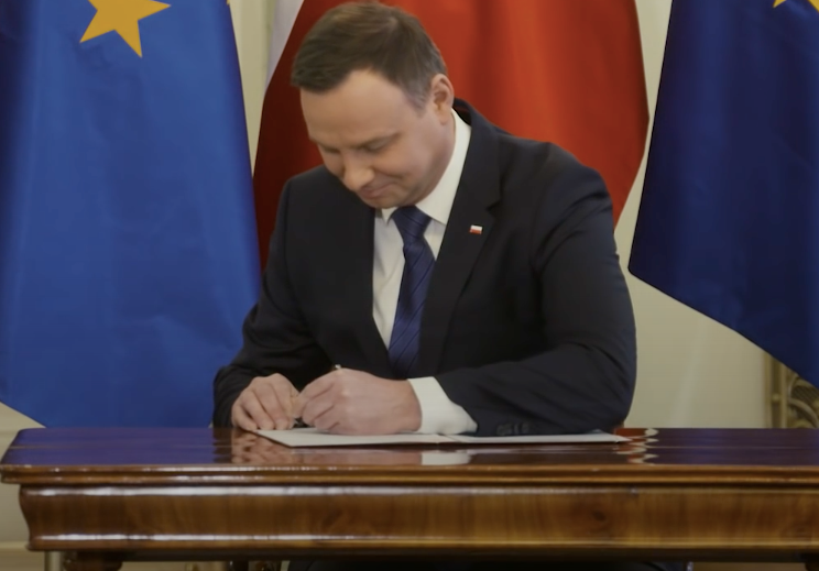 Prezydent RP Andrzej Duda składa podpis. fot. YouTube.com/