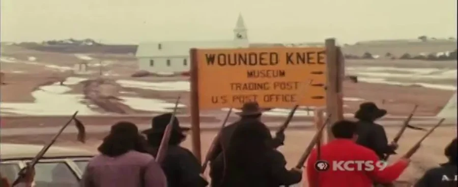 Wejście AIM do Wounded Knee w 1973 r. Klatka z filmu sieci KCTS9