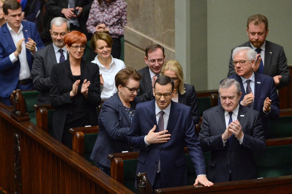Politycy PiS gratulują Mateuszowi Morawieckiemu. Fot. PAP/Jakub Kamiński