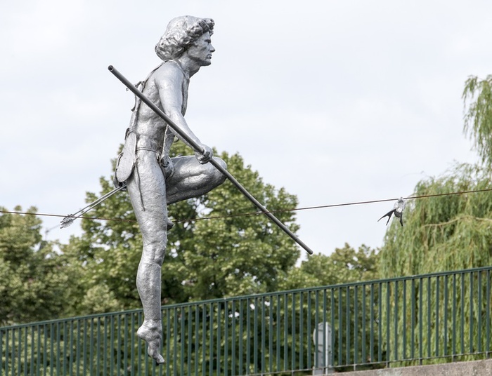 Skaczący pod śliwą