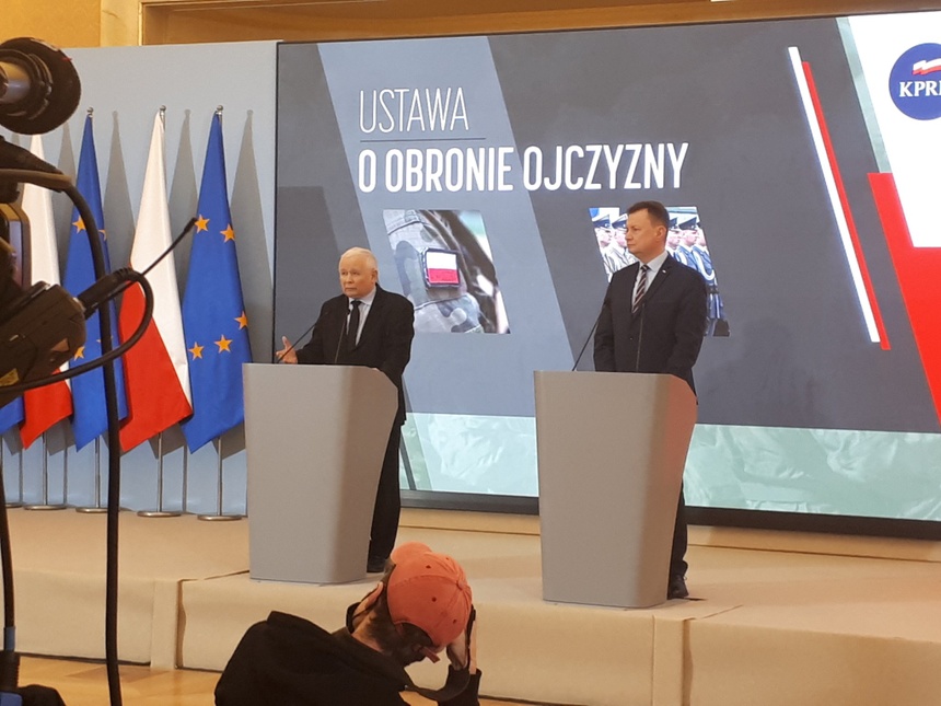 Jarosław Kaczyński i Mariusz Błaszczak omawiają projekt ustawy o armii, który przyjęła dziś Rada Ministrów. Fot. Twitter/PiS