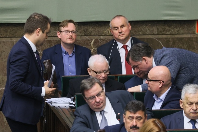 Wiceminister Paweł Wdówik (pierwszy z prawej w górnym rzędzie) sam jest osobą niepełnosprawną, fot. PAP/Leszek Szymański