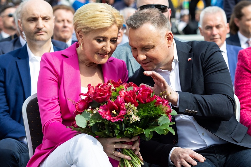 Prezydent Andrzej Duda (P) wraz z małżonką Agatą Kornhauser-Dudą (L) podczas ceremonii chrztu nowej odmiany tulipana pn. Agata Kornhauser-Duda. Fot. PAP/Marek Zakrzewski