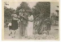 Rok 1945. Śp. Michał Pasierbiewicz z autorem notki na ręku, w ogrodzie „willi dyrektorskiej” przy elektrowni Siersza Wodna. Mama w białej sukni, której trzyma się starszy brat autora notki. Po lewej moja piękna niania Tosia.
