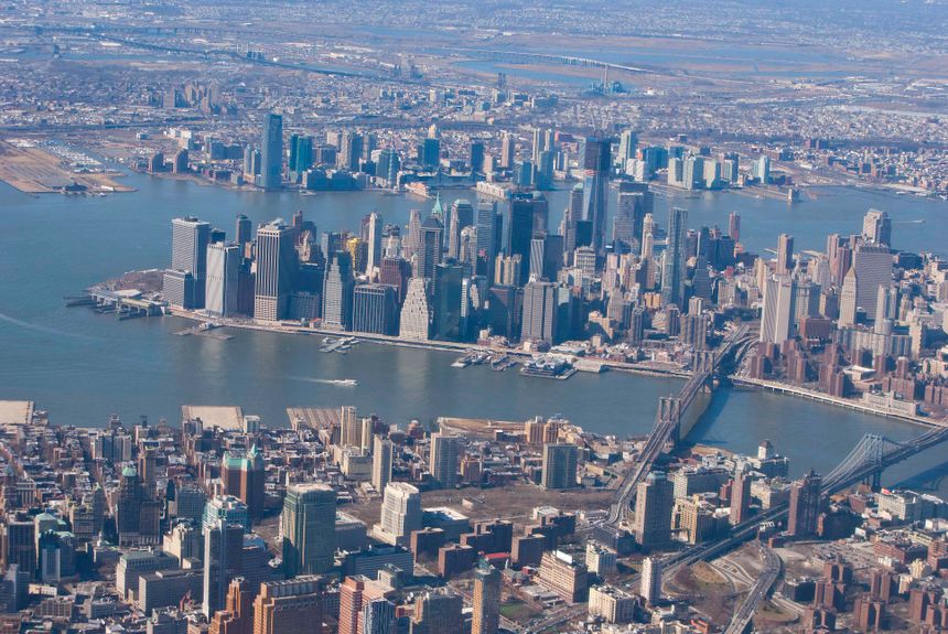 Manhattan od strony East River. Najwyższy budynek to 1 WTC, główny z pięciu(?) które staną na miejscu bliźniaczych wież WTC.