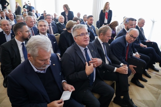 Politycy opozycji na międzynarodowej konferencji "Bezpieczeństwo wschodniej flanki NATO - rola Polski", fot. PAP/Albert Zawada