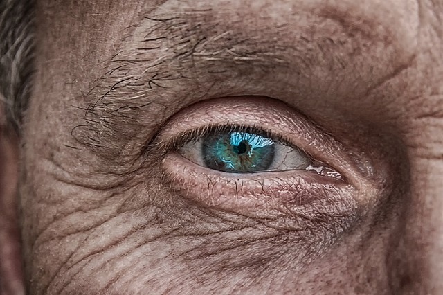 Jaskra to choroba osób starszych: po 60. roku życia ryzyko jej wystąpienia wzrasta aż sześciokrotnie.