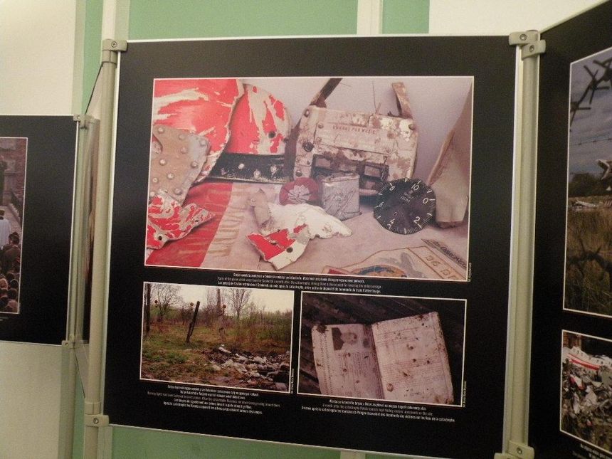 Podpis: Części samolotu znalezione w Smoleńsku miesiąc po katastrofie. Wśród nich urządzenie sterujące wysuwaniem podwozia