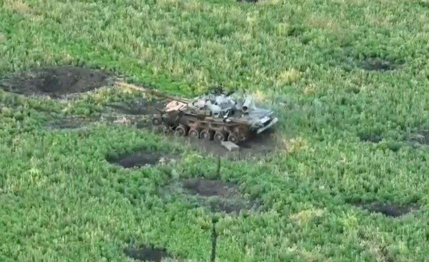 Nagranie z momentu zniszczenia rosyjskiego czołgu. Źródło: Twitter/@Osinttechnical