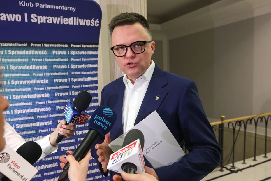 na zdjęciu: Wicemarszałek Szymon Hołownia rozmawia z mediami na korytarzu sejmowym. fot. PAP/Tomasz Gzell