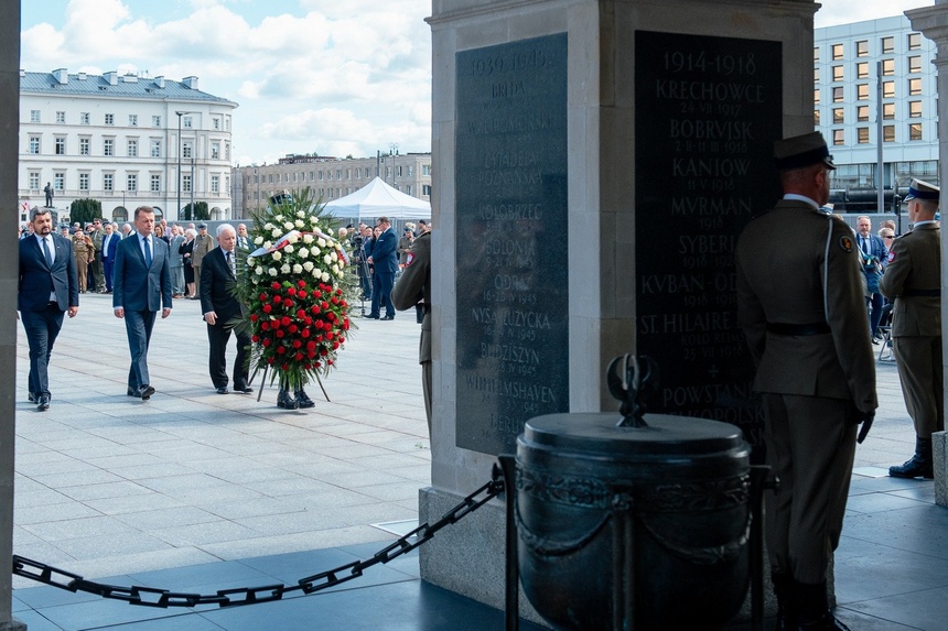 Jarosław Kaczyński składał kwiaty przed Grobem Nieznanego Żołnierza. Fot. Twitter/PiS
