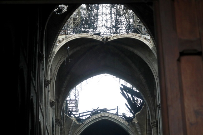Wnętrze katedry Notre Dame po pożarze, fot.  	PAP/EPA/CHRISTOPHE PETIT TESSON