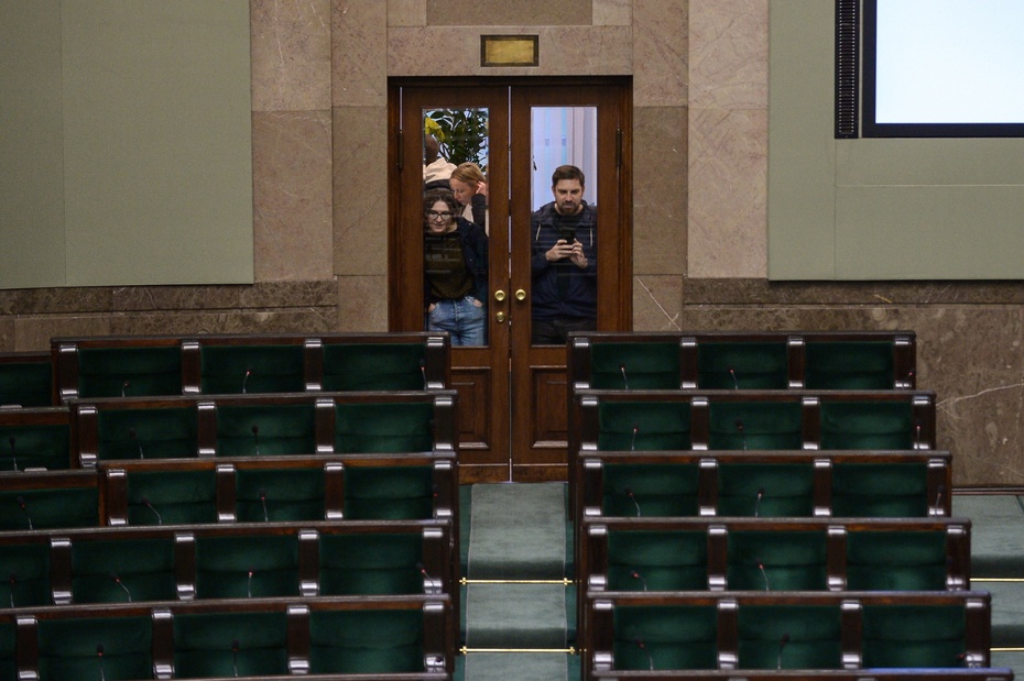 W poniedziałek pierwsze posiedzenie  Sejmu, w tych ławach zasiądą posłowie, złożą ślubowanie Fot. PAP/Marcin Obara