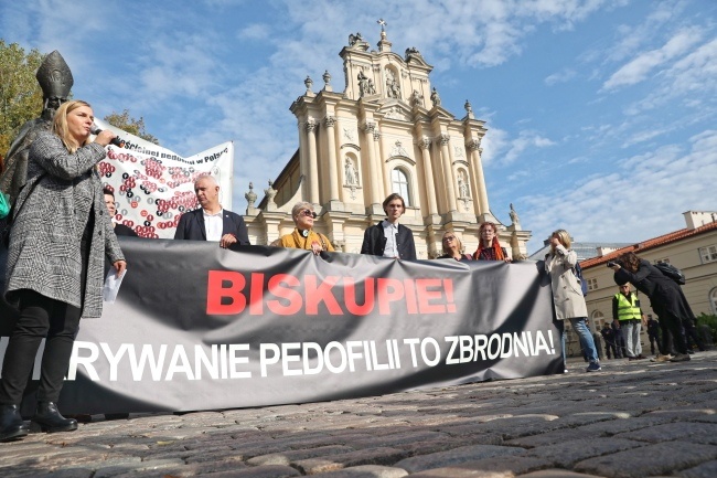 Demonstracja pod hasłem #RęcePreczodDzieci, przeciwko bezkarności kościelnej pedofilii w Polsce, fot. Tomasz Gzell