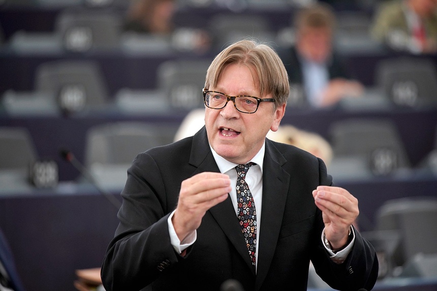 Według „De Telegraaf” były premier Belgii Guy Verhofstadt i jego liberalni przyjaciele, w tym premier Holandii Mark Rutte, niszczą Unie Europejską. Fot. European Parliament