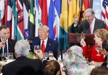 Podczas tradycyjnego toastu przed sesją Zgromadzenia Ogólnego ONZ Andrzej Duda siedział obok Donalda Trumpa, fot. \PAP/EPA/JUSTIN LANE