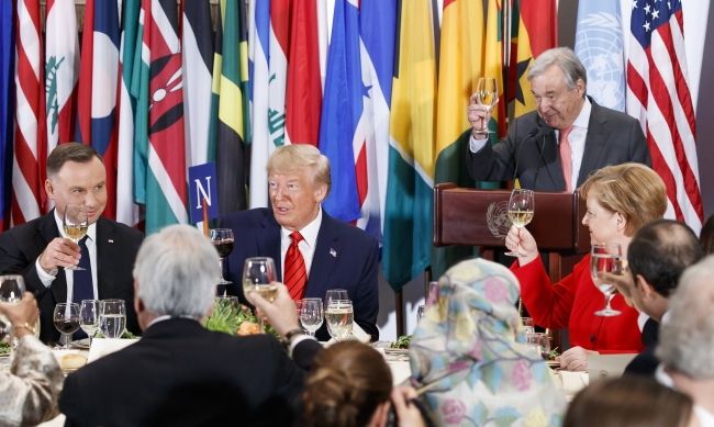 Podczas tradycyjnego toastu przed sesją Zgromadzenia Ogólnego ONZ Andrzej Duda siedział obok Donalda Trumpa, fot. \PAP/EPA/JUSTIN LANE