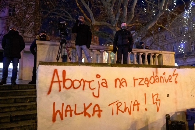 Uczestnicy protestu "Wolność, równość, aborcja na żądanie". Fot. PAP/Jakub Kaczmarczyk