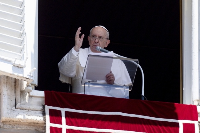 Papież Franciszek podczas modlitwy Anioł Pański, fot. PAP/EPA/VATICAN MEDIA HANDOUT