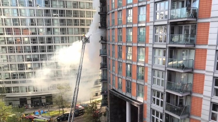 Pożar w 19-piętrowym bloku mieszkalnym w Poplar we wschodnim Londynie /Fire Brigade London /Twitter
