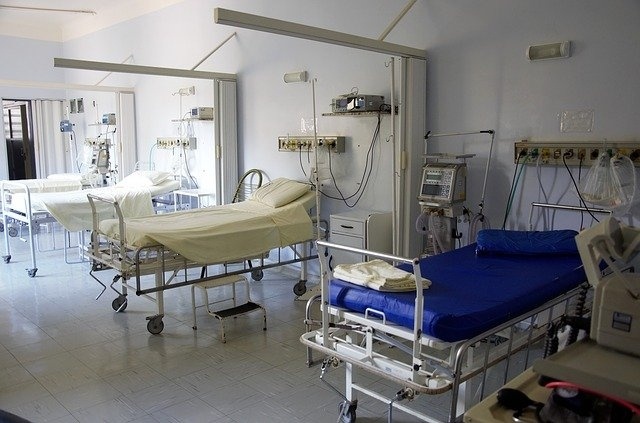 Sala w szpitalu, zdjęcie ilustracyjne.
