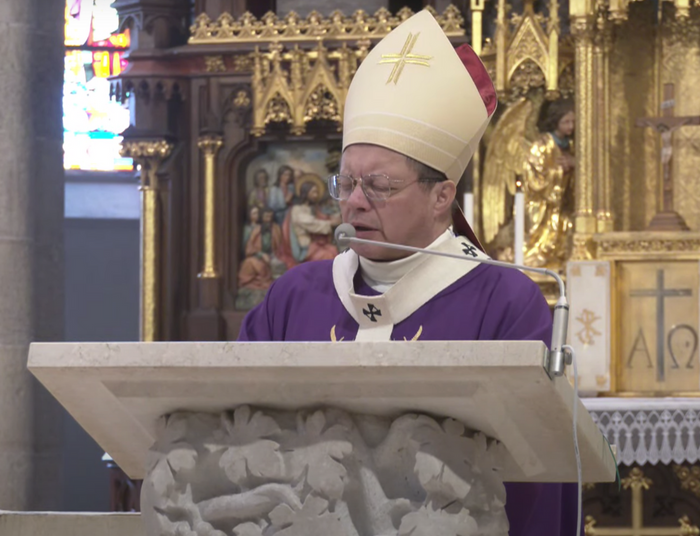 Spytali arcybiskupa o memy z Janem Pawłem II. "Patrzą na nas jak na wariatów"