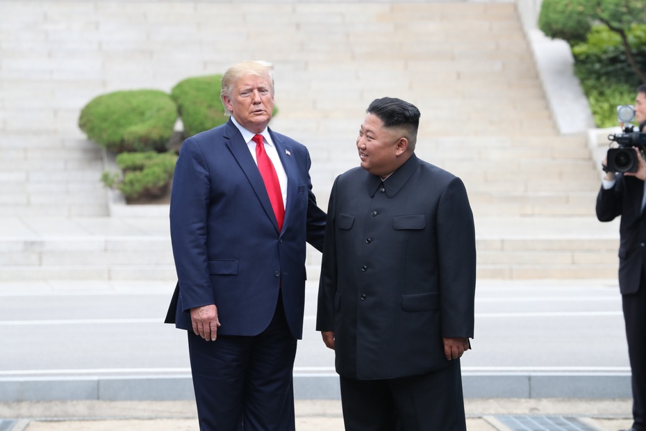 Donald Trump i Kim Dzong-Un w strefie zdemilitaryzowanej. Fot. PAP/EPA