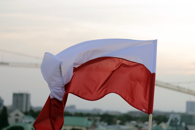 na zdjęciu: Flaga Polski. fot. Lukas Plewnia, Flickr (CC BY-SA 2.0)
