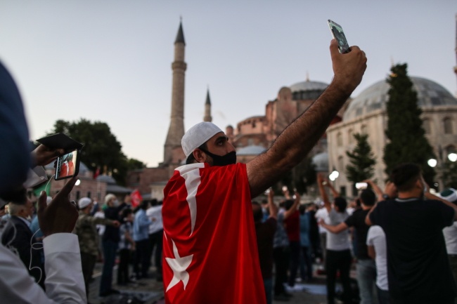 Turecki muzułmanin przed Hagia Sofia. Fot. PAP/EPA/ERDEM SAHIN
