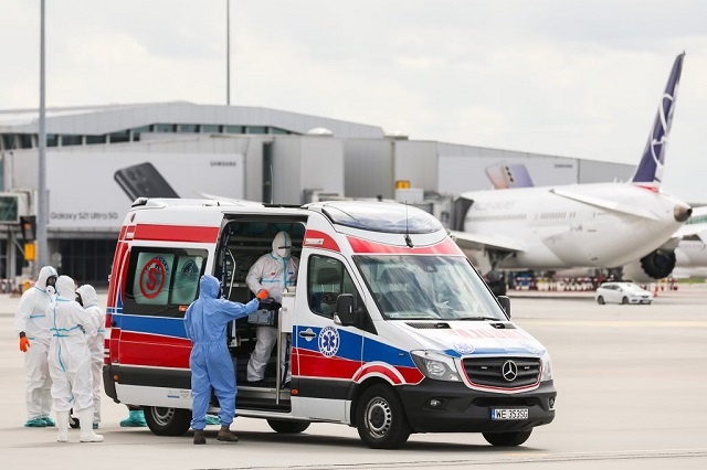 O 14.30 w Warszawie wyląduje samolot ewakuujący z Delhi dwie osoby. Fot. Twiiter/Michał Dworczyk