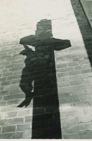 Cień krzyża na kościelnym murze w Jastarni.  Fot. Jan Oporski 1933r.