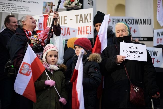 Warszawski protest rodziców przeciwko podpisanej przez prezydenta stolicy Rafała Trzaskowskiego Deklaracji LGBT. Fot. PAP/Marcin Obara