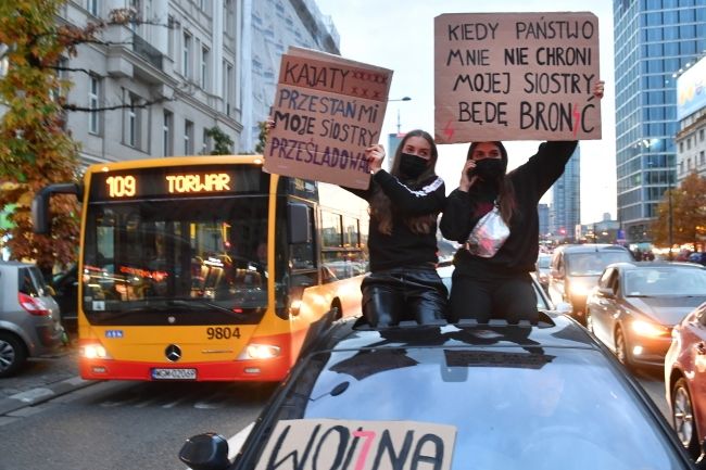 Uczestnicy protestu przeciwko wyrokowi Trybunału Konstytucyjnego, zaostrzającemu prawo aborcyjne blokują ulice Warszawy, fot. PAP/Radek Pietruszka