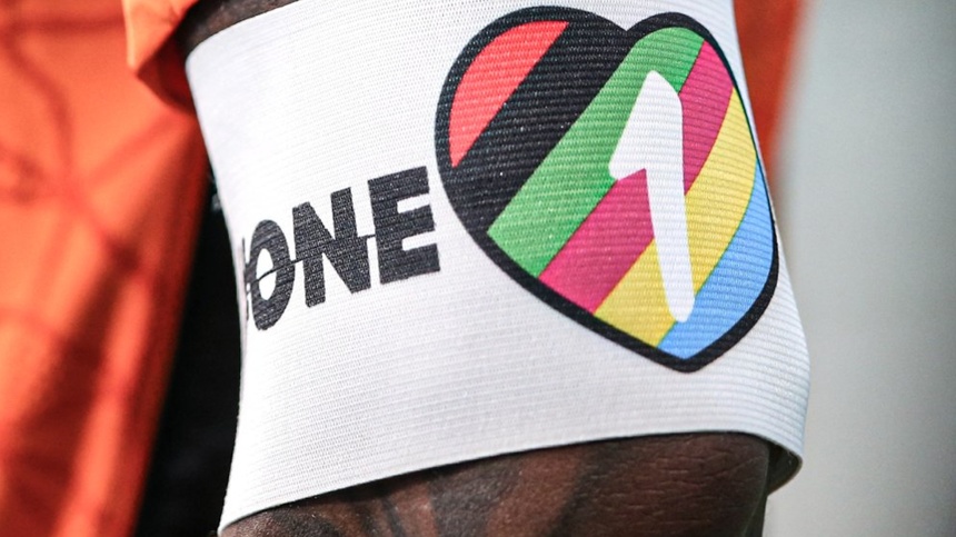 FIFA wydała zakaz noszenia opaski "OneLove" podczas Mistrzostw Świata w Katarze. (fot. Twitter)