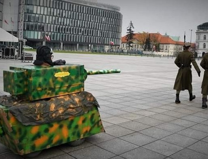 Infantylizm, czyli happening Lotnej Brygady Opozycji z czołgiem