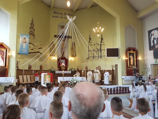 Msza w kościele  pw. św Rafała Kalinowskiego w Mrągowie. Zdjęcie ilustracyjne. Fot. worldorgs.com