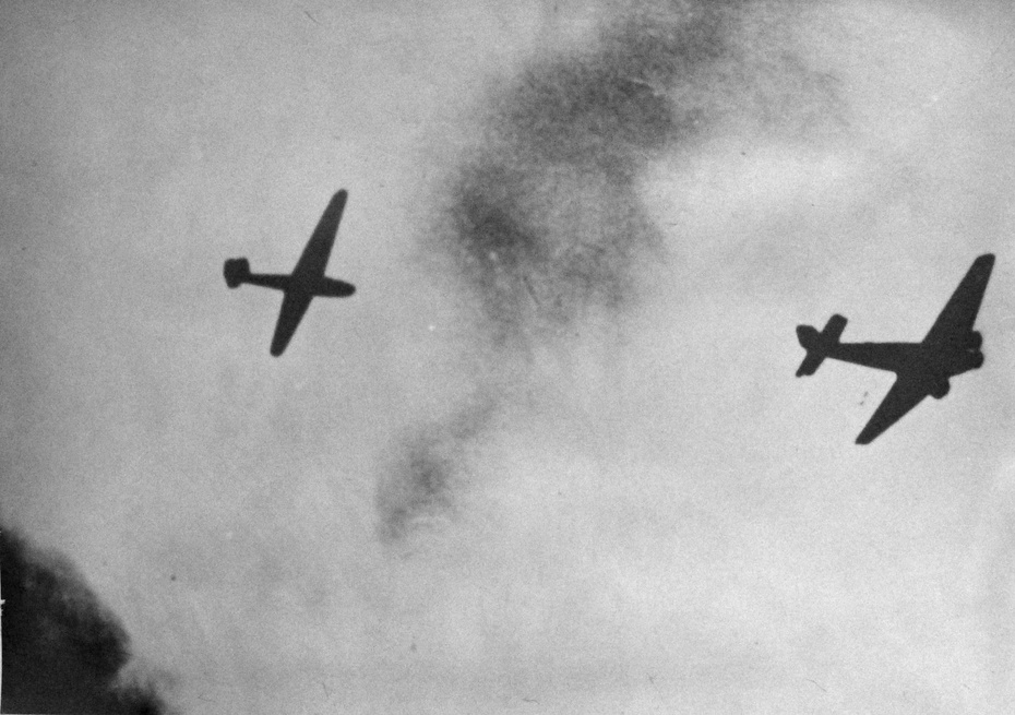 Szybowce DFS 230 na holu za samolotami Junkers Ju 52. Zdjęcie: muzeum Eben Emael.