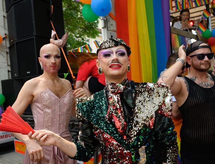 Poznań: Incydent na Marszu Równości. Aktywiści LGBT i pro-life szarpali się o transparent