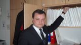 Prokurator Piotr Kosmaty  przy szafie pełnej akt sprawy zabójstwa Jarosława Ziętary