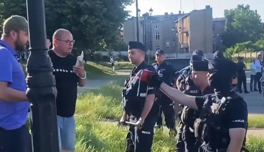 Zamieszki w Inowrocławiu. Zwolennicy opozycji kontra policja, użyto gazu łzawiącego