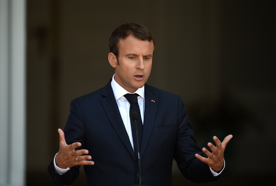 Prezydent Emmanuel Macron krytykując Polskę chce zyskać sympatię Francuzów, fot. PAP/EPA/VASSIL DONEV