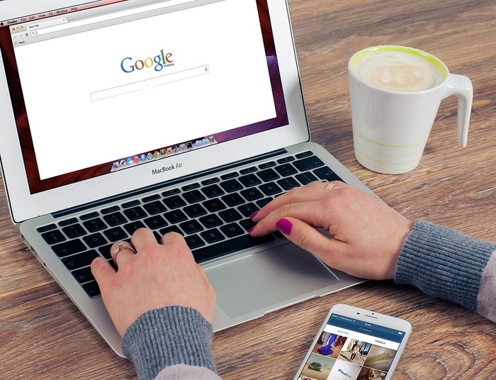 Polacy coraz częściej leczą się u doktora Google'a