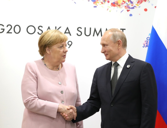 Angela Merkel otrzyma najwyższe odznaczenie. Fala krytyki w niemieckich mediach