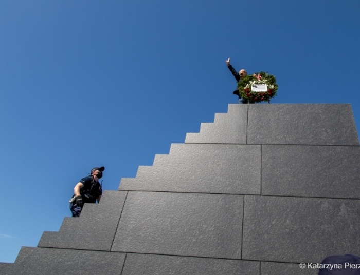 Wszedł na szczyt Pomnika Smoleńskiego z wieńcem. Ściągała go policja