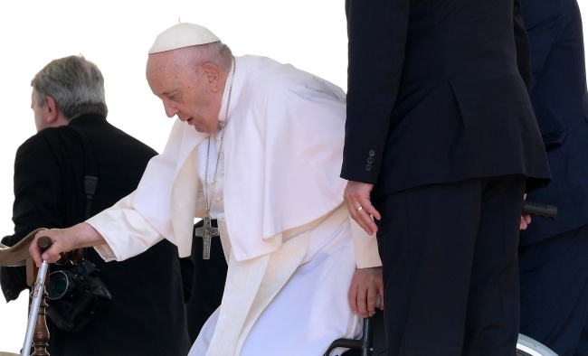Papież Franciszek będzie w środę operowany w pełnej narkozie, fot.PAP/EPA/ETTORE FERRARI