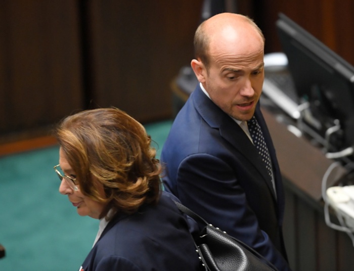 Opozycja totalna wymierza policzek RP i 10 mln Polaków