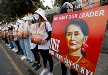 Protesty w Birmie przeciw puczowi wojskowemu. Fot. PAP/EPA/NYEIN CHAN NAING