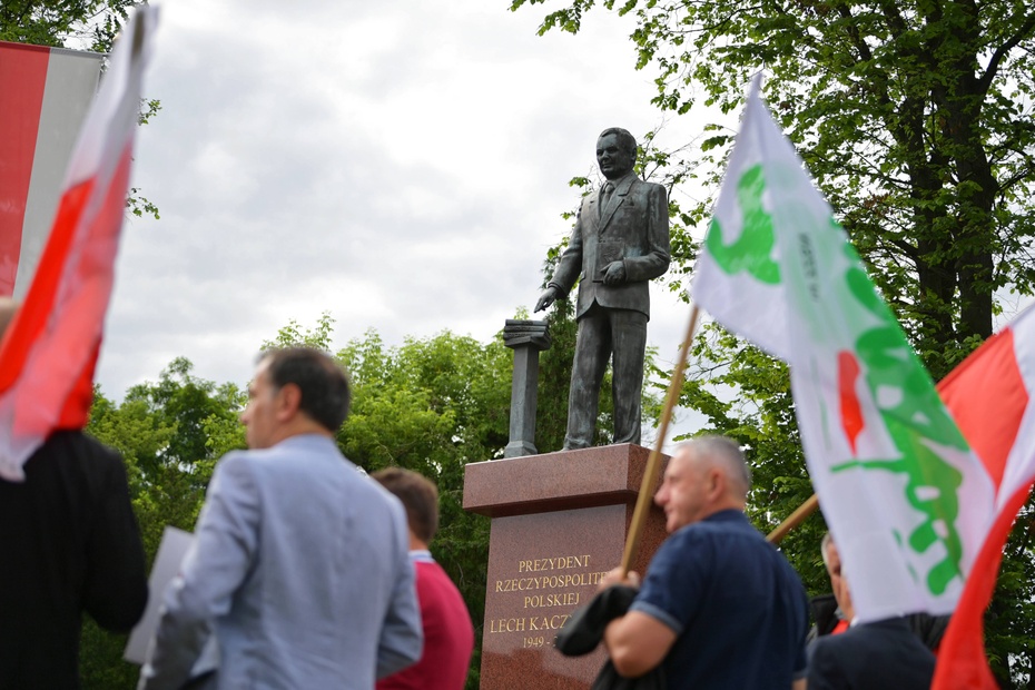 Policja zatrzymała 34-letniego mężczyznę podejrzewanego o znieważenie pomnika prezydenta Lecha Kaczyńskiego w Siedlcach. Źródło: PAP