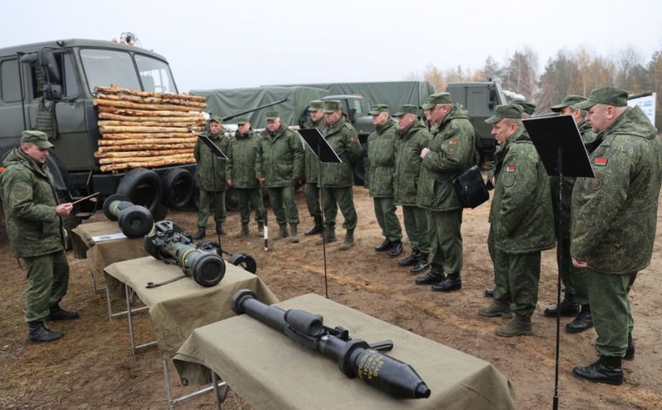 Białoruscy oficerowie na szkoleniach na poligonie w Osipowiczach. Źródło: Twitter/Tadeusz Giczan