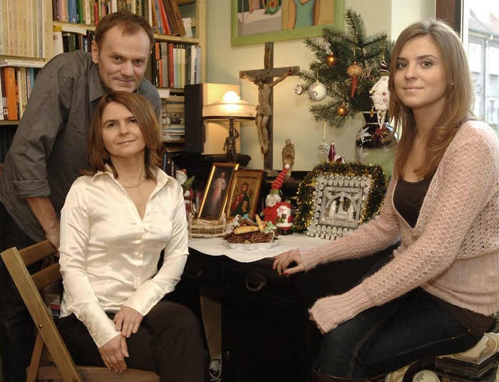 Donald Tusk, krzyż i 5 fotografii